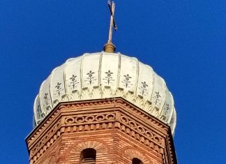 Glockenspiel St. Peter und Paul auf Nikolskoe u.v.a. – „Wer hätte das gedacht?“ Der große Osterbeitrag voller Wissensgeschenke. Russisches Haus entdeckt! 750-Jahr-Feier zu spät gefeiert! Mann baut Haus, nur weil seine Tochter zu Besuch kommt! Turmspitze der Kirche St. Peter und Paul Nikolskoe an der Havel in Zehlendorf, Ortsteil Wannsee im Südwesten Berlins, also West-Berlins. Aufgenommen von Westen in der frühen Frühlingsabendsonne. Im Turm hängt ein Glockenspiel mit 28 Glocken aus dem Jahr 1985 (2 Jahre vor der 750-Jahr-Feier einweiht am 1. Advent). dass z.B. einen Osterausflug wert ist.