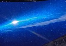 Eine Galaxie aus der Ferne Eine Galaxie im Kosmos genannten All,. aufgenommen aus dem Fenster eines Raumschiffs.