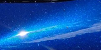 Eine Galaxie aus der Ferne Eine Galaxie im Kosmos genannten All,. aufgenommen aus dem Fenster eines Raumschiffs.