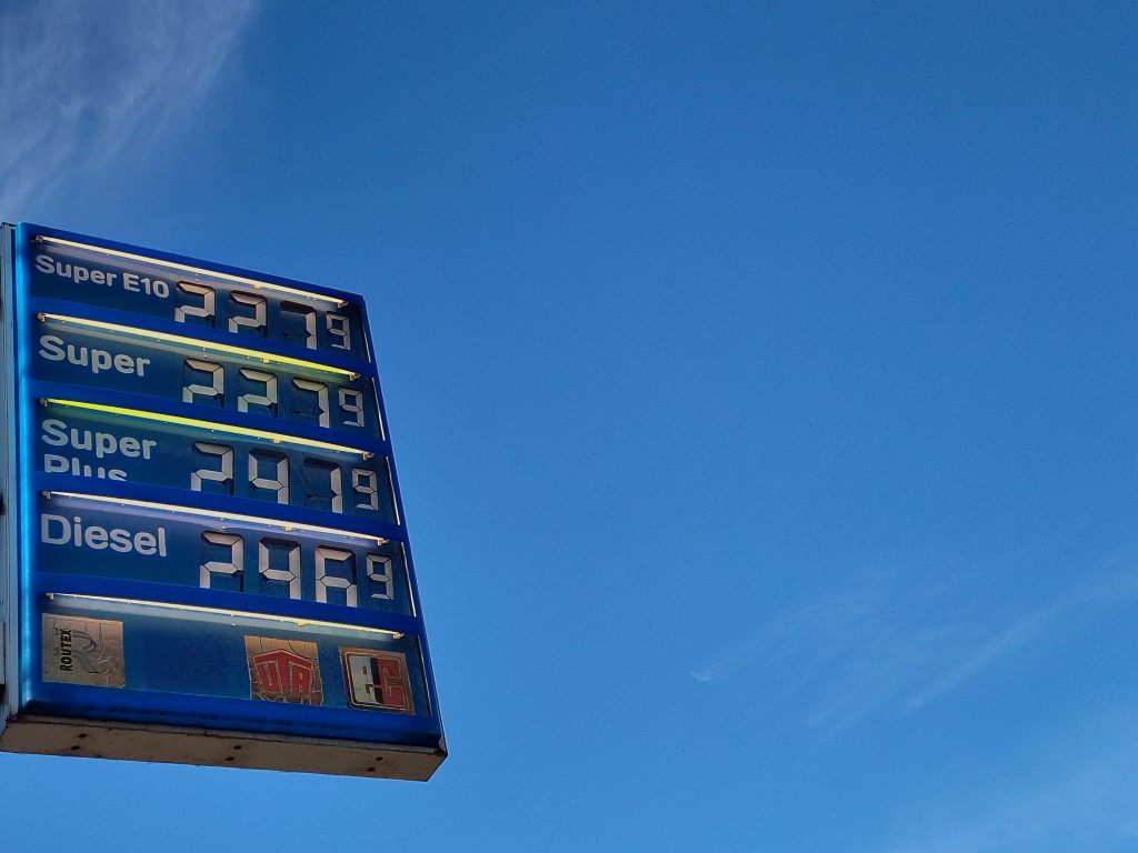 "SKY-high." Hohe Spritpreise an Karfreitag '26 in Berlin.