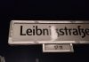Leibnitz. Ein schwarzer Tag für Berlin Ein Unding: schon wieder ein Fehler auf einem Straßenbenennungsschikd, manchmal "Straßenschild" genannt Leibnitzstraße steht da statt richtig "Leibnizstraße". Das Bild wurde so aufgenommen, dass die Spiegelung des mitternächtlichen Laternenscheins. Sprachverfall ist Kulturverfall. Kostet die Neuaufhängung der richtigen Schilder wieder unsere Steuergelder?