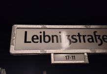 Leibnitz. Ein schwarzer Tag für Berlin Ein Unding: schon wieder ein Fehler auf einem Straßenbenennungsschikd, manchmal "Straßenschild" genannt Leibnitzstraße steht da statt richtig "Leibnizstraße". Das Bild wurde so aufgenommen, dass die Spiegelung des mitternächtlichen Laternenscheins. Sprachverfall ist Kulturverfall. Kostet die Neuaufhängung der richtigen Schilder wieder unsere Steuergelder?