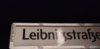 Leibnitz. Ein schwarzer Tag für Berlin Ein Unding: schon wieder ein Fehler auf einem Straßenbenennungsschikd, manchmal "Straßenschild" genannt Leibnitzstraße steht da statt richtig "Leibnizstraße". Das Bild wurde so aufgenommen, dass die Spiegelung des mitternächtlichen Laternenscheins. Sprachverfall ist Kulturverfall. Kostet die Neuaufhängung der richtigen Schilder wieder unsere Steuergelder?