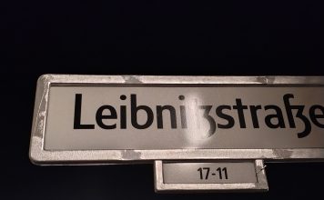 Leibnizstraße. Ein schwarzer Tag für Berlin Ein Unding: schon wieder ein Fehler auf einem Straßenbenennungsschikd, manchmal "Straßenschild" genannt Leibnitzstraße steht da statt richtig "Leibnizstraße". Das Bild wurde so aufgenommen, dass die Spiegelung des mitternächtlichen Laternenscheins. Sprachverfall ist Kulturverfall. Kostet die Neuaufhängung der richtigen Schilder wieder unsere Steuergelder?