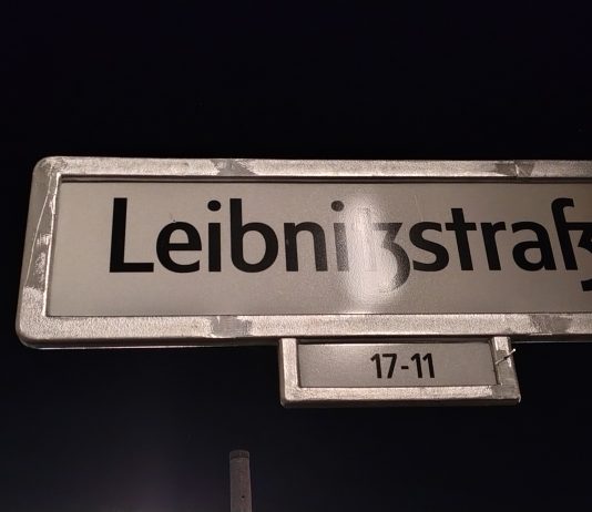 Leibnitz. Ein schwarzer Tag für Berlin Ein Unding: schon wieder ein Fehler auf einem Straßenbenennungsschikd, manchmal "Straßenschild" genannt Leibnitzstraße steht da statt richtig "Leibnizstraße". Das Bild wurde so aufgenommen, dass die Spiegelung des mitternächtlichen Laternenscheins. Sprachverfall ist Kulturverfall. Kostet die Neuaufhängung der richtigen Schilder wieder unsere Steuergelder?