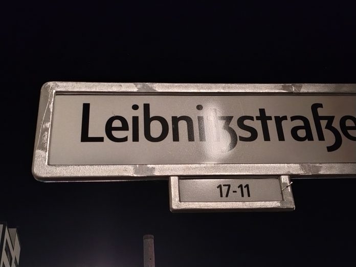 Ein Unding: schon wieder ein Fehler auf einem Straßenbenennungsschikd, manchmal "Straßenschild" genannt Leibnitzstraße steht da statt richtig "Leibnizstraße". Das Bild wurde so aufgenommen, dass die Spiegelung des mitternächtlichen Laternenscheins. Sprachverfall ist Kulturverfall. Kostet die Neuaufhängung der richtigen Schilder wieder unsere Steuergelder?