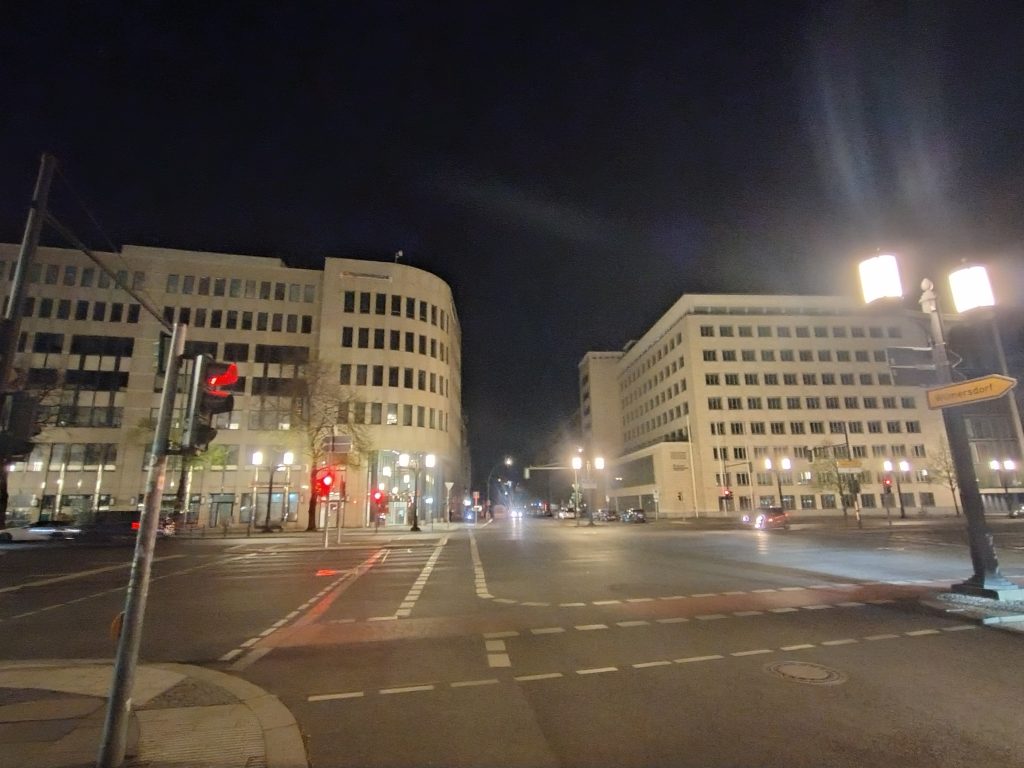 Die gewaltige Kreuzung Bismarckstraße - links und rechts - und Leibnizstraße in Berlin-Charlottenburg in der Nähe des "Knies", das heute Ernst-Reuter-Platz heißt (nah, wenn man nach rechts die Bismarckstr. entlanggeht). Blick nach Norden. Links an der abgerundeten Gebäudeecke eine bayerische Privatbank und die einzigen noch richtig beschrifteten Straßenbenennungsschilder (Stand 15.4.'26). Rechts die Deutsche Bundesbank. Also ein wichtiger Ort.