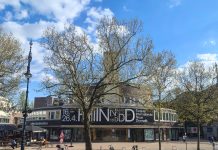 Such & FIND! Wie find’s? Guck her! S.u. Die Schaubühne am Lehniner Platz in Berlin, Großbezirk Charlottenburg- Wilmersdorf, gebaut 1928 als Teil der WOGA-Stadt mit Wohnungen, inseriert am Kurfürstendamm das Festival internationale.neue Dramatik (FIND) vom 16.-26.4.26