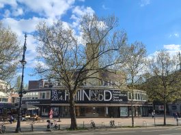 Such & FIND! Wie find’s? Guck her! S.u. Die Schaubühne am Lehniner Platz in Berlin, Großbezirk Charlottenburg- Wilmersdorf, gebaut 1928 als Teil der WOGA-Stadt mit Wohnungen, inseriert am Kurfürstendamm das Festival internationale.neue Dramatik (FIND) vom 16.-26.4.26