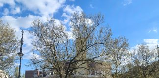 Such & FIND! Wie find’s? Guck her! S.u. Die Schaubühne am Lehniner Platz in Berlin, Großbezirk Charlottenburg- Wilmersdorf, gebaut 1928 als Teil der WOGA-Stadt mit Wohnungen, inseriert am Kurfürstendamm das Festival internationale.neue Dramatik (FIND) vom 16.-26.4.26