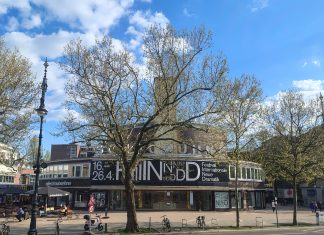 Such & FIND! Wie find’s? Guck her! S.u. Die Schaubühne am Lehniner Platz in Berlin, Großbezirk Charlottenburg- Wilmersdorf, gebaut 1928 als Teil der WOGA-Stadt mit Wohnungen, inseriert am Kurfürstendamm das Festival internationale.neue Dramatik (FIND) vom 16.-26.4.26
