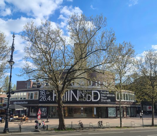 Such & FIND! Wie find’s? Guck her! S.u. Die Schaubühne am Lehniner Platz in Berlin, Großbezirk Charlottenburg- Wilmersdorf, gebaut 1928 als Teil der WOGA-Stadt mit Wohnungen, inseriert am Kurfürstendamm das Festival internationale.neue Dramatik (FIND) vom 16.-26.4.26