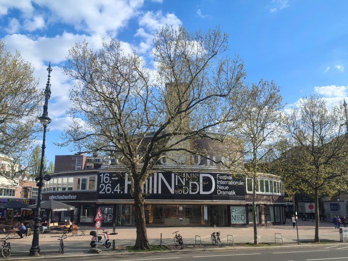Die Schaubühne am Lehniner Platz in Berlin, Großbezirk Charlottenburg- Wilmersdorf, gebaut 1928 als Teil der WOGA-Stadt mit Wohnungen, inseriert am Kurfürstendamm das Festival internationale.neue Dramatik (FIND) vom 16.-26.4.26