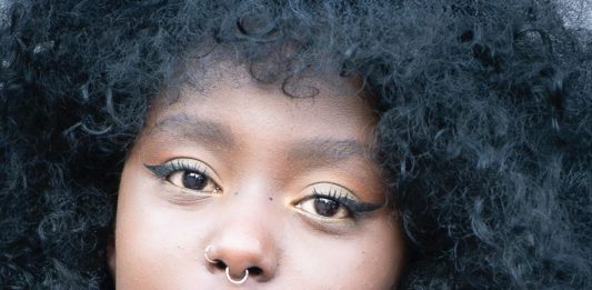 Was bedeutet es, jung zu sein? – „Being Young. Portraits of Becoming“ von Wolfgang Strassl