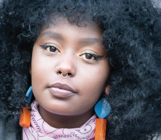 Was bedeutet es, jung zu sein? – „Being Young. Portraits of Becoming“ von Wolfgang Strassl