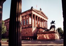 „Wissensdurst“ oder Bier für anstehende und gestandene Vagabunden – Die Kolonaden-Bar bei der Alten Nationalgalerie auf der Museumsinsel in der Spree