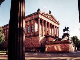 „Wissensdurst“ oder Bier für anstehende und gestandene Vagabunden – Die Kolonnaden-Bar bei der Alten Nationalgalerie auf der Museumsinsel in der Spree