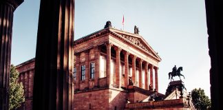 „Wissensdurst“ oder Bier für anstehende und gestandene Vagabunden – Die Kolonnaden-Bar bei der Alten Nationalgalerie auf der Museumsinsel in der Spree