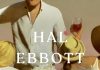 Die Geschichte eines versuchten Missbrauchs – Annotation zum Roman „Unter Freunden“ von Hal Ebbott Cover von „Unter Freunden“ von Hal Ebbott: Eine Gruppe von Menschen sitzt an einem Tisch, eine Person hält ein Glas Wein, warme Farben erzeugen eine einladende Atmosphäre.