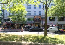 Astor zu. Filmlounge bleibt wegen Gebäudesanierung lange geschlossen, das angefangene Jahr ganz sicher Astor Filmlounge Berlin-Kurfürstendamm gegenüber des Kranzlerecks bleibt ab 1. Juni '26 bis ins Jahr 2027 geschlossen. "Aufgrund einer umfassenden Gebäudesanierung muss die Astor-Filmlounge bis ins Jahr 2027 geschlossen bleiben."