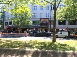 Astor zu. Filmlounge bleibt wegen Gebäudesanierung lange geschlossen, das angefangene Jahr ganz sicher Astor Filmlounge Berlin-Kurfürstendamm gegenüber des Kranzlerecks bleibt ab 1. Juni '26 bis ins Jahr 2027 geschlossen. "Aufgrund einer umfassenden Gebäudesanierung muss die Astor-Filmlounge bis ins Jahr 2027 geschlossen bleiben."