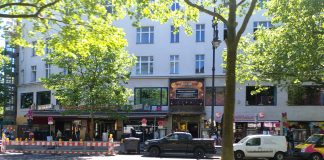 Astor zu. Filmlounge bleibt wegen Gebäudesanierung lange geschlossen, das angefangene Jahr ganz sicher Astor Filmlounge Berlin-Kurfürstendamm gegenüber des Kranzlerecks bleibt ab 1. Juni '26 bis ins Jahr 2027 geschlossen. "Aufgrund einer umfassenden Gebäudesanierung muss die Astor-Filmlounge bis ins Jahr 2027 geschlossen bleiben."