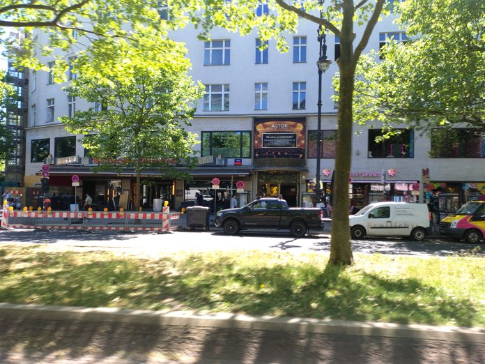 Astor Filmlounge Berlin-Kurfürstendamm gegenüber des Kranzlerecks bleibt ab 1. Juni '26 bis ins Jahr 2027 geschlossen. "Aufgrund einer umfassenden Gebäudesanierung muss die Astor-Filmlounge bis ins Jahr 2027 geschlossen bleiben."