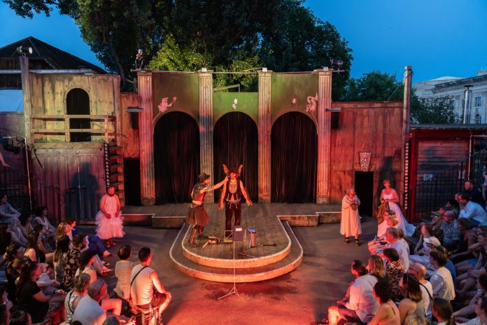 Szene aus ein "Sommernachtstraum" von William Shakespeare im Monbijou-Theater in Berlin. © Zwei Drittel Musiktheater – MTV e.V.
