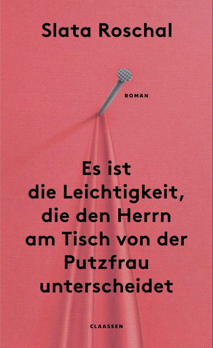"Es ist die Leichtigkeit, die den Herrn am Tisch von der Putzfrau unterscheidet", ein Roman von Slata Roschal. © Claassen Cover von Es ist die Leichtigkeit, die den Herrn am Tisch von der Putzfrau unterscheidet von Slata Roschal: Rosa Hintergrund, ein silbernes Handmikrofon steckt in Stoff und zieht Falten, schwarzer Titeltext.
