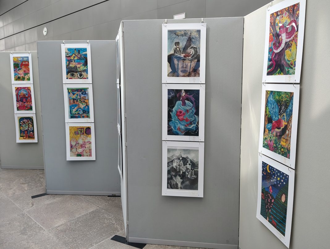 1. Grimm Internationale Kunstausstellung im Presse- und Informationsamt der Bundesregierung in Berlin, © Münzenberg Medien, Foto / BU: Stefan Pribnow, Ort und Datum der Aufnahme: Berlin, 4.8.2026