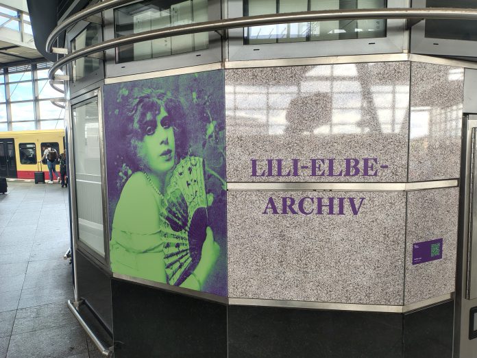 Hinweis auf eine von mehreren Aktionen im Rahmen der 75. Berliner Festspiele unter dem Motto What if ...? Lili Elbe ist eine dänische Künstlerin, das Archiv ging verloren. Bei What-if geht es darum, was wäre, wenn man dies oder jenes täte, senatsseitig in der deutschen Hauptstadt.