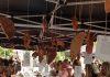 „Taste the district“ – Pilotprojekt in Schöneberg für Berlin: erlebnisbezogenes Tafeln mit Kennenlernen 99 Leute lauschen der Ansage auf dem Winterfeldtplatz.