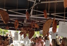 „Taste the district“ – Pilotprojekt in Schöneberg für Berlin: erlebnisbezogenes Tafeln mit Kennenlernen 99 Leute lauschen der Ansage auf dem Winterfeldtplatz.