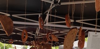 „Taste the district“ – Pilotprojekt in Schöneberg für Berlin: erlebnisbezogenes Tafeln mit Kennenlernen 99 Leute lauschen der Ansage auf dem Winterfeldtplatz.