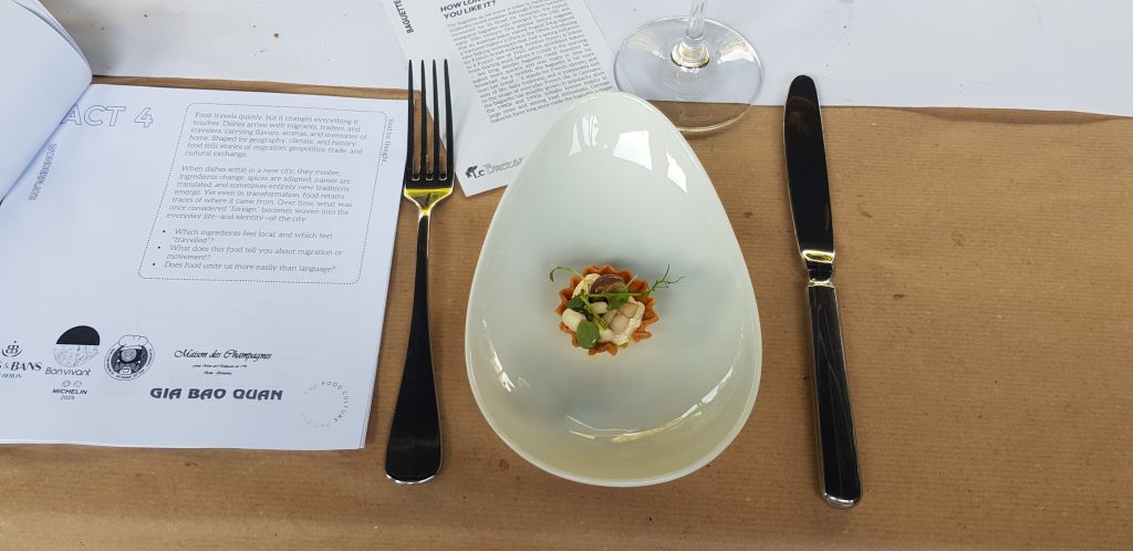 Kommentare und Anweisungen von Taste the District in Schöneberg. Einem Pilot-Vorhaben für ganz Berlin. Die Teller kamen zum Schluss, viel Werbung wegen der Sponsoren, die die Lebensmittel bereitstellten
