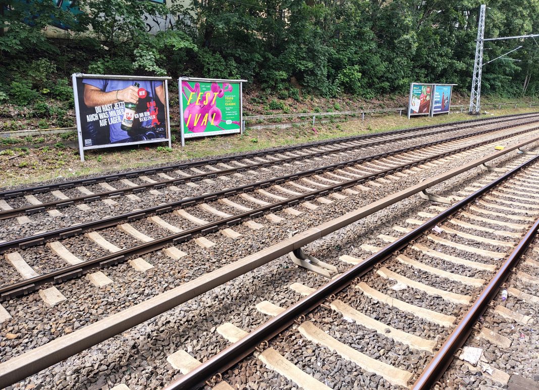Werbung für das Festival Young Euro Classic in der Migrantenmetropole Berlin zwischen Bier und Blabla. © Münzenberg Medien, Foto / BU: Stefan Pribnow, Ort und Datum der Aufnahme: Berlin, 29.7.2026, 12.26 Uhr