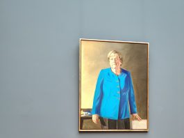 Ein Gemälde der auch Atlantikerin, Antideutsche, Lügnerin, Christin, Kollaborateurin, Verräterin, Schuldenmacherin, Deindustrialisiererin, Umvolkerin und Kriegstreiberin genannten Angela Merkel soll im Bode-Museum bis zum 3.1.2027 hängen bleiben – „Hängt sie höher“!