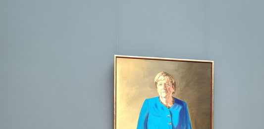 Ein Gemälde der auch Atlantikerin, Antideutsche, Lügnerin, Christin, Kollaborateurin, Verräterin, Schuldenmacherin, Deindustrialisiererin, Umvolkerin und Kriegstreiberin genannten Angela Merkel soll im Bode-Museum bis zum 3.1.2027 hängen bleiben – „Hängt sie höher“!