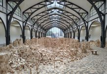 Foto des Tages: Holzklötze statt Eisenbahnen im Hamburger Bahnhof in Berlin