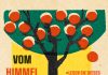 Anatolias langer Weg ins Glück – Annotation zum rätselhaften Roman „Vom Himmel fielen drei Äpfel“ von Marine Abgarjan Cover von „Vom Himmel fielen drei Äpfel“ von Narine Abgargjan: Ein stilisierter Baum mit roten Äpfeln und einem schwarzen Hahn auf gelbem Hintergrund erzeugt eine freundliche Atmosphäre.