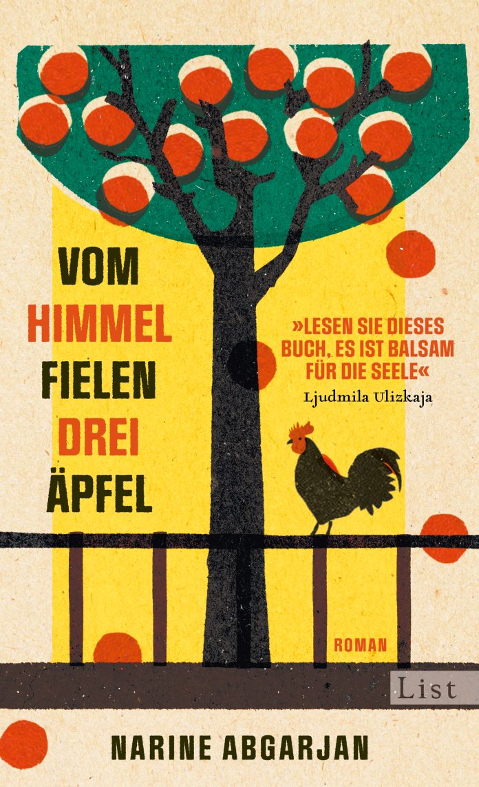 Cover von „Vom Himmel fielen drei Äpfel“ von Narine Abgargjan: Ein stilisierter Baum mit roten Äpfeln und einem schwarzen Hahn auf gelbem Hintergrund erzeugt eine freundliche Atmosphäre.
