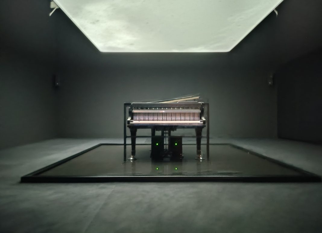 Ein Blick in einen "Klangraum" der Ryuichi-Sakamoto-Ausstellung im Hamburger Bahnhof Berlin. © Münzenberg Medien, Foto / BU: Stefan Pribnow, Ort und Datum der Aufnahme: Berlin, 7.9.2026