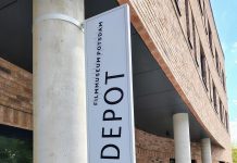 Historische Filmkostüme im Schaudepot des Filmmuseums Potsdam
