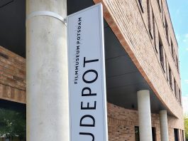 Historische Filmkostüme im Schaudepot des Filmmuseums Potsdam