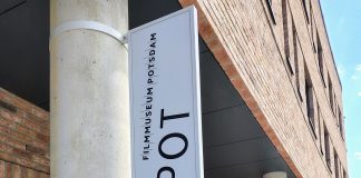 Historische Filmkostüme im Schaudepot des Filmmuseums Potsdam