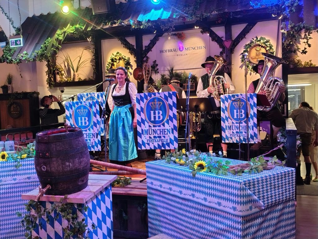 Festkapelle sorgt für Live-Musik, im Vordergrund das angestochene Fass Bier.