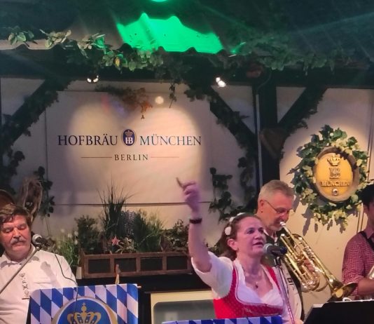 Fassanstich mit Frank Zander – Beginn des Oktoberfests im Hofbräu München, Wirtshaus Berlin Nähe Alexanderplatz – mit Live-Musik!