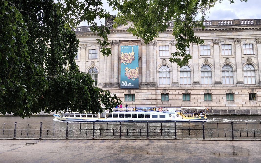 Ein Blick über die Spree auf das Bode-Museum in Berlin. © Münzenberg Medien, Foto / BU: Stefan Pribnow, Ort und Datum der Aufnahme: Berlin, 14.7.2026