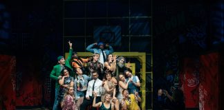 Klamauk zwischen Schul- und Kontakthof – „Fack ju Göhte“ wieder als Komical – Volles Blue-Max-Theater am Marlene-Dietrich-Platz in Berlin