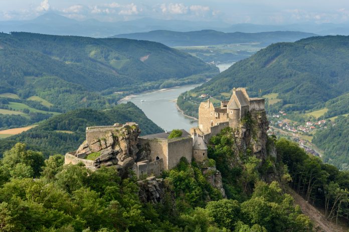 Eine Ansicht der Burgruine Aggstein über der Donau in der Wachau (Blickrichtung Westen). Foto: Uoaei1-CC-BY-SA-3.0.at, Ort und Datum der Aufnahme: Wachau, 16.6.2014